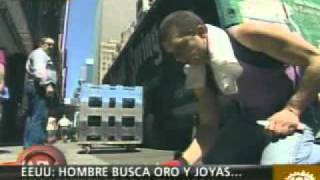 Hombre se dedica a buscar diamantes en veredas de las calles de Nueva York América Televisión [upl. by Orpha]