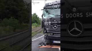 Lkw stößt in Dresden mit Straßenbahn zusammen [upl. by Aitahs]