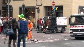 Rosenmontag 2014 Die Reinigung der Straßen nach der Feier [upl. by Hwu]