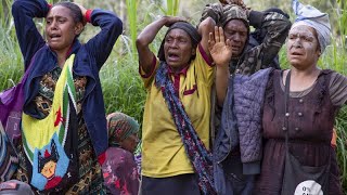 PapouasieNouvelleGuinée  les survivants de léboulement appellent à laide [upl. by Brooke450]