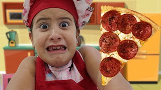 MARIA CLARA É COZINHEIRA POR UM DIA E FAZ PIZZA NA COZINHA DE BRINQUEDO🍕 Pretend Play pizza [upl. by Maletta]