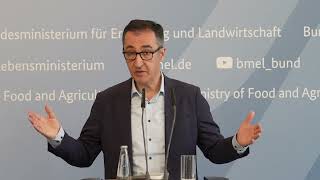 Bundesminister Cem Özdemir  Pressekonferenz zum Tierschutzgesetz [upl. by Slavic]