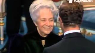 Rita Levi Montalcini riceve il Premio Nobel per la medicina [upl. by Nedak68]