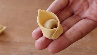 Tortellini fatti in casa  Come chiudere tortellini facilmente [upl. by Quartana]