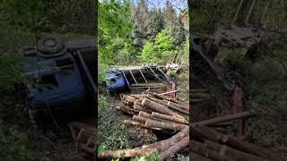 LKW Absturz EXTREM Mit Holz beladener Hängerzug stürzt kopfüber Abhang runter Unfall [upl. by Bamby]