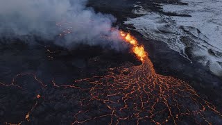 Islanda il vulcano nella penisola di Reykjanes torna a eruttare evacuata Grindavik [upl. by Wsan542]