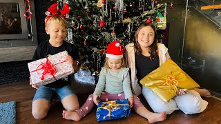 Vad får Alma Harry amp Laura i julklapp Jul hos The Swedish Family VLOGG [upl. by Pufahl]