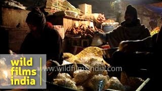 Traders packing sweet corn at Azadpur Vegetables Market  Delhi [upl. by Drummond]