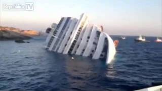 Costa Concordia affonda NAUFRAGIO INCIDENTE ISOLA DEL GIGLIOlo scafo visto da vicino [upl. by Annola]