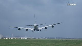 Vliegtuigen landen op stormachtig Schiphol [upl. by Oirottiv156]