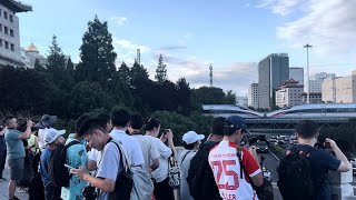 Enthusiastic Chinese Train Fans near Beijing Railway Station 北京站前攝影的火車迷們 train railwayfans [upl. by Suiram]