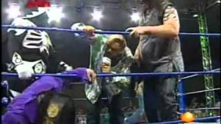 Lucha Libre AAA  Konnan traiciona al Zorro [upl. by Elleda]