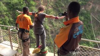 Смертельный дубль тарзанка у водопада Виктория Bangeejump Victoria Falls [upl. by Roper229]