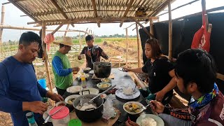 MAY PINUSUAN NA ANG MGA OKRA PAGPAPABUTAS SA PAGITAN NG OKRA [upl. by Amerak507]