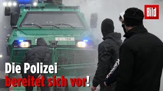 Die Polizei übt den Straßenkampf [upl. by Tarrant]