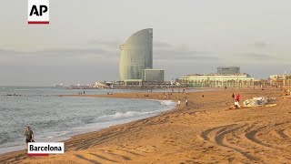 Mientras el cierre disminuye se abre una playa en Barcelona [upl. by Ihcelek]