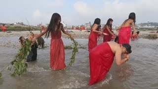 Mujeres nepalíes celebran el festival de Rishi Panchami para expiar culpas [upl. by Ruiz]