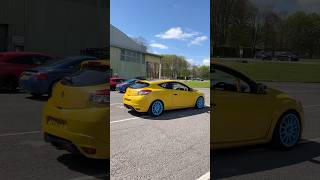 Blue wheels on Yellow Megane RS [upl. by Talmud]