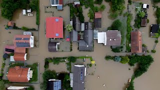 Hochwasser in Deutschland Hochwasser verlagert sich auf die Donau Menschen eingeschlossen [upl. by Cuhp]