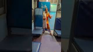 Kamariya dole dolebhojpuriin trainPratibha Ray Official [upl. by Jasisa705]