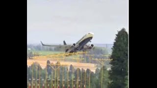 RyanAir Landing In Severe CrossWinds [upl. by Elsinore269]