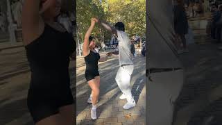 Bailando bachata por las calles de Bilbao divangeldance larolaquebaila happy [upl. by Helali]