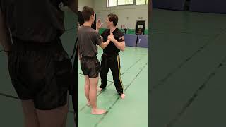 Technique de selfdefense sur une saisie bras fléchie [upl. by Eelano511]