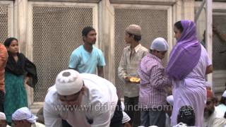 Serving food to the fasting people during Iftar at Nizamuddin Dargah [upl. by Bannerman]