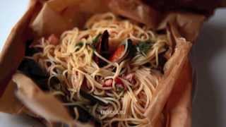 Спагетти с морепродуктами в пергаменте Spaghetti ai frutti di mare al cartoccio [upl. by Llekcm]