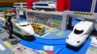 Plarail Shinkansen ☆ A Japanese retro Shinkansen ran on the course of stations and bridges [upl. by Dorion]