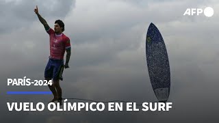 Vuelo olímpico en el surf de París2024  AFP [upl. by Claudetta]