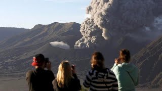 BARU SAJA  BROMO TENGGER SEMERU KELUARKAN ASAP VOLCANIK KEHITAMAN [upl. by Hurd]