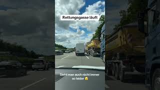 Rettungsgasse perfekt gebildet – So wichtig für uns alle 🚨👏 [upl. by Halehs876]