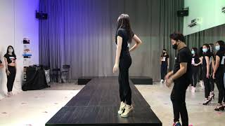 Solo  Learn catwalk  Modeling  Runway walk  How to walk [upl. by Assital944]