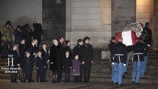 Dronning Margrethe og familien i sorg ved Christiansborg Slotskirke [upl. by Neirual772]