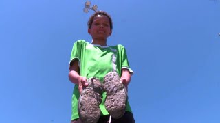 Le gazon synthétique du terrain de foot fond sous les crampons le maire craint un risque sanitaire [upl. by Tterej]