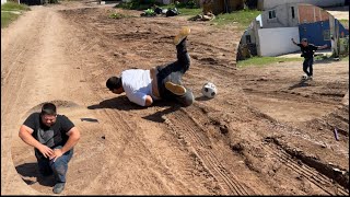 MIS AMIGOS LE TIRAN A UN BALÓN LLENO DE PIEDRAS Y TIERRA ⚽️😳 adiós a su pie 🦴😂 [upl. by Ianaj]