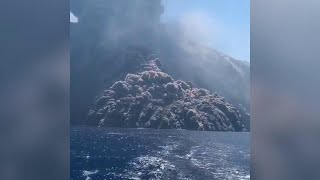 Nuova eruzione Stromboli lenorme nube nera avanza sul mare la fuga della barca [upl. by Ahsaz824]