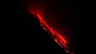 Nuova eruzione Stromboli la lava cola di notte dal vulcano [upl. by Adnorrahs]