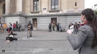 Artista Callejero Cantando Junto A Una Mujer Hermoso [upl. by Suiravad707]