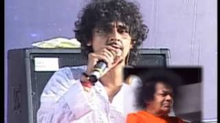 Sonu Nigam Live Performance  Sukh Ke Sab Saathi [upl. by Kcyrred]