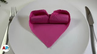 Come piegare un tovagliolo di carta a forma di cuore  Tovaglioli DIY [upl. by Jenda]