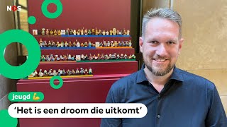 Speelgoedpoppetjes van meester Daniël staan in een museum [upl. by Aldarcy]