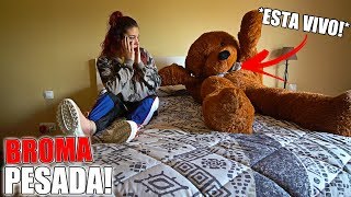 ME ESCONDO DENTRO DE UN OSO GIGANTE Y LE DOY UN SUSTO A MI HERMANA BROMA MUY PESADA [upl. by Eisen485]