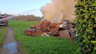 Mongrando a fuoco una catasta di mobili abbandonati in un campo FOTO e VIDEO [upl. by Zindman119]