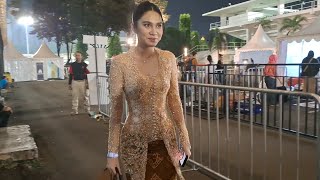 CANTIKNYA AZIZAH SALSA KENAKAN KEBAYA KE KONSER LESTI KEJORA 1 DEKADE [upl. by Niknar]