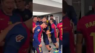 Los jugadores del Barcelona celebran en el vestuario su triunfo ante el Real Madrid [upl. by Rhea]