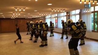 Feuerwehrmänner in der Fitnessstunde [upl. by Olia]