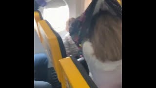 Dicht an dicht Fluggäste im RyanairFlieger nach Lissabon [upl. by Robison206]