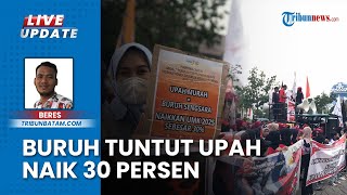 Buruh Geruduk Gedung Pemkot Batam Tuntut Upah 2025 Naik 30 dan Cabut UU Omnibus Law Cipta Kerja [upl. by Woodhead356]